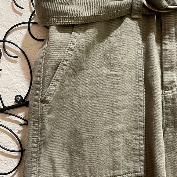Banana Republic cargo capri in olive green/ sage color. Comes w/ matching belt. - Picture 3 of 16